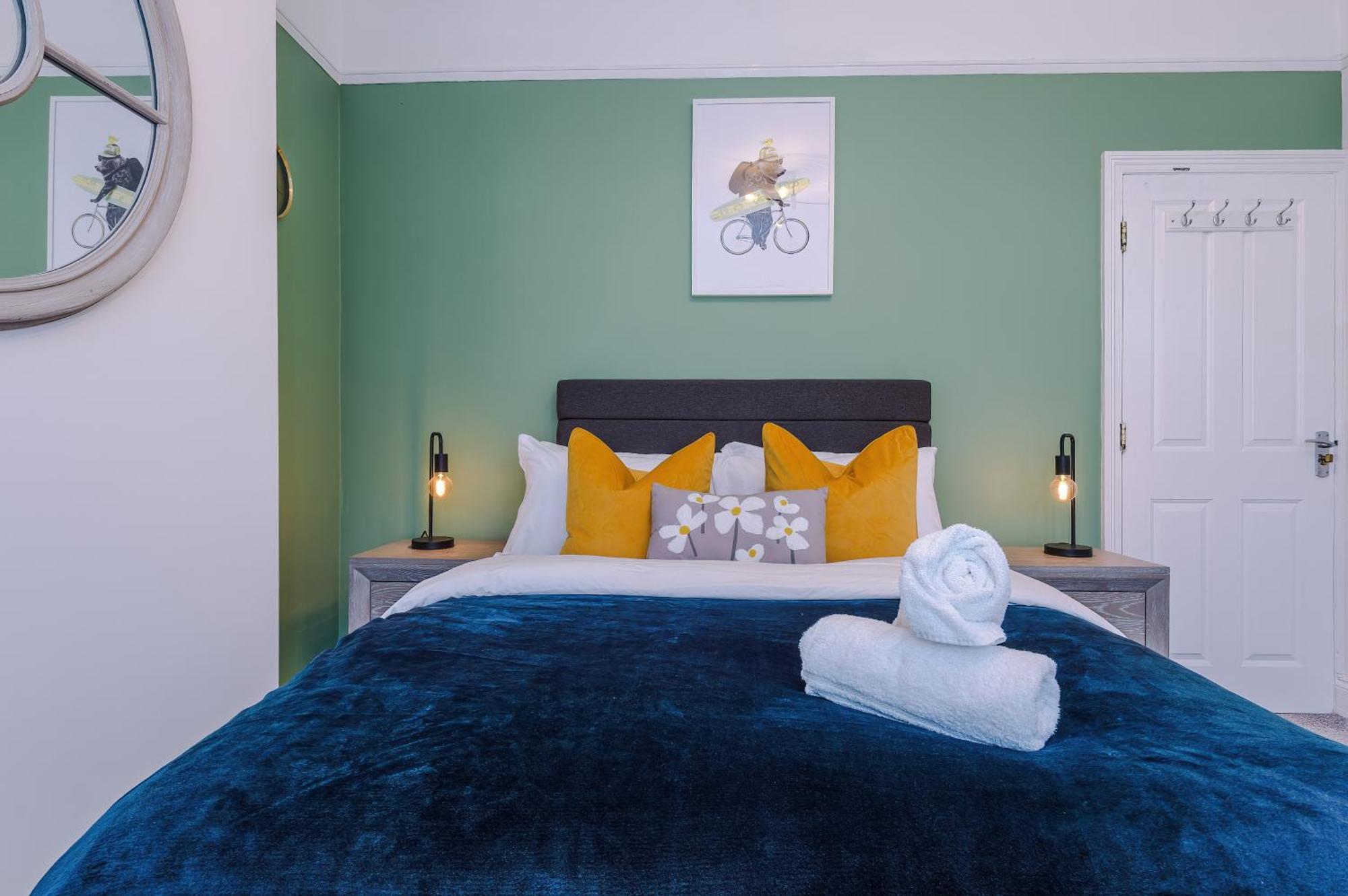 Incredible - Five Bedroom - 7 Actual Beds - 6 Bathroom House By Purestay - Central Bath With Parking Екстер'єр фото