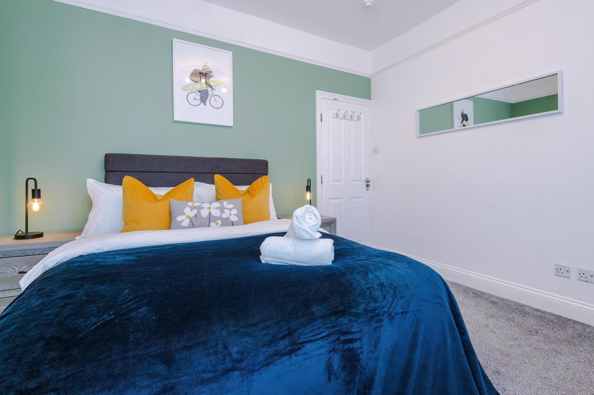 Incredible - Five Bedroom - 7 Actual Beds - 6 Bathroom House By Purestay - Central Bath With Parking Екстер'єр фото