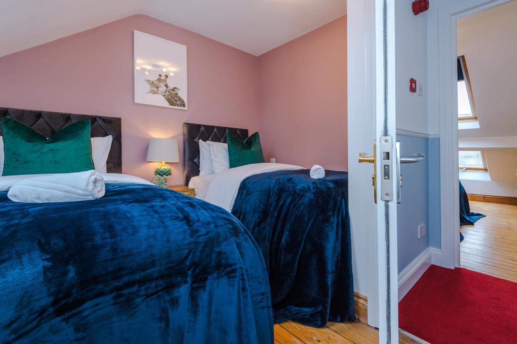 Incredible - Five Bedroom - 7 Actual Beds - 6 Bathroom House By Purestay - Central Bath With Parking Екстер'єр фото