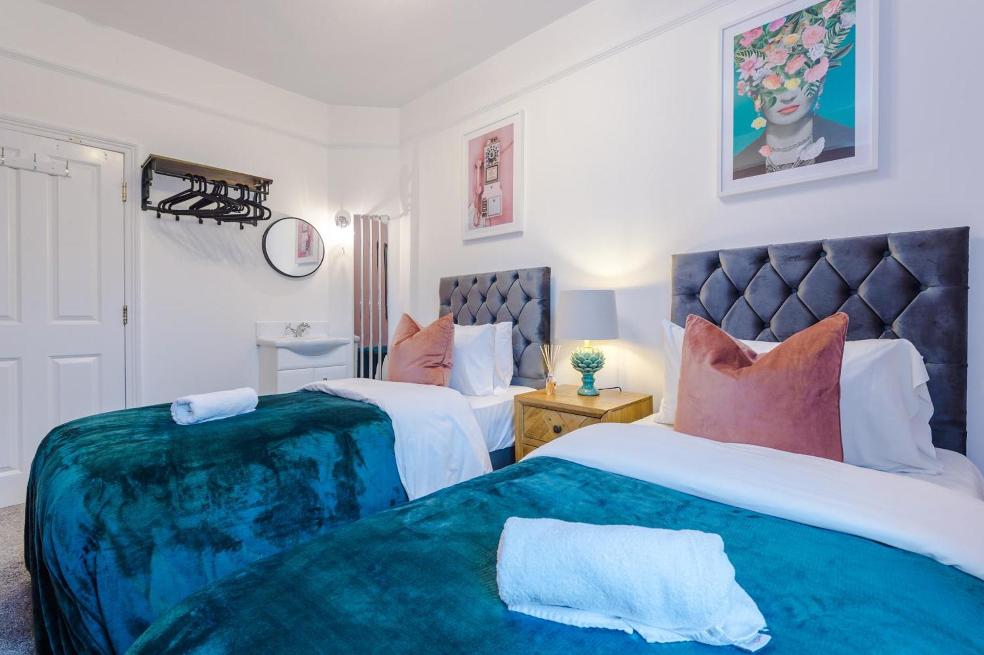 Incredible - Five Bedroom - 7 Actual Beds - 6 Bathroom House By Purestay - Central Bath With Parking Екстер'єр фото